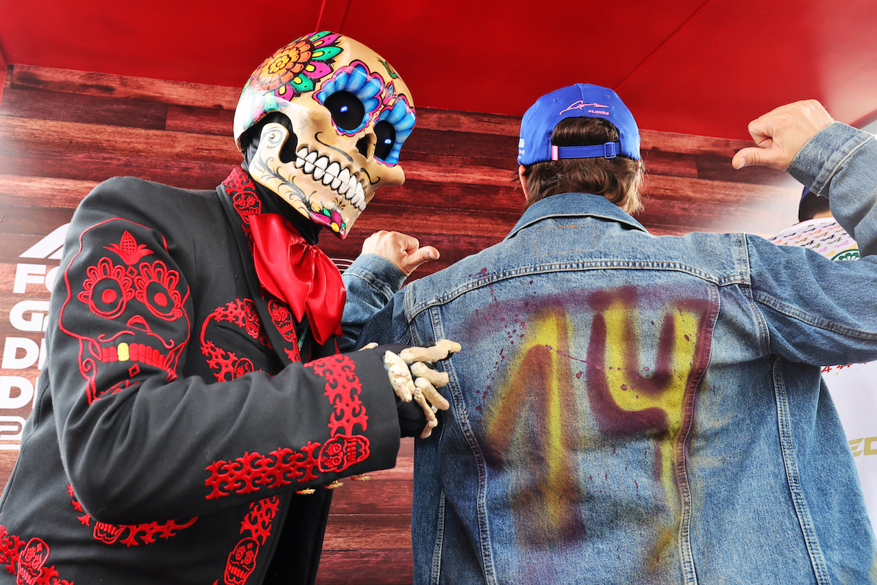 GP CITTA DEL MESSICO, (L to R): Day of the Dead Skeleton with Fernando Alonso (ESP) Alpine F1 Team - spray painted jacket.
27.10.2022. Formula 1 World Championship, Rd 20, Mexican Grand Prix, Mexico City, Mexico, Preparation Day.
- www.xpbimages.com, EMail: requests@xpbimages.com © Copyright: Moy / XPB Images