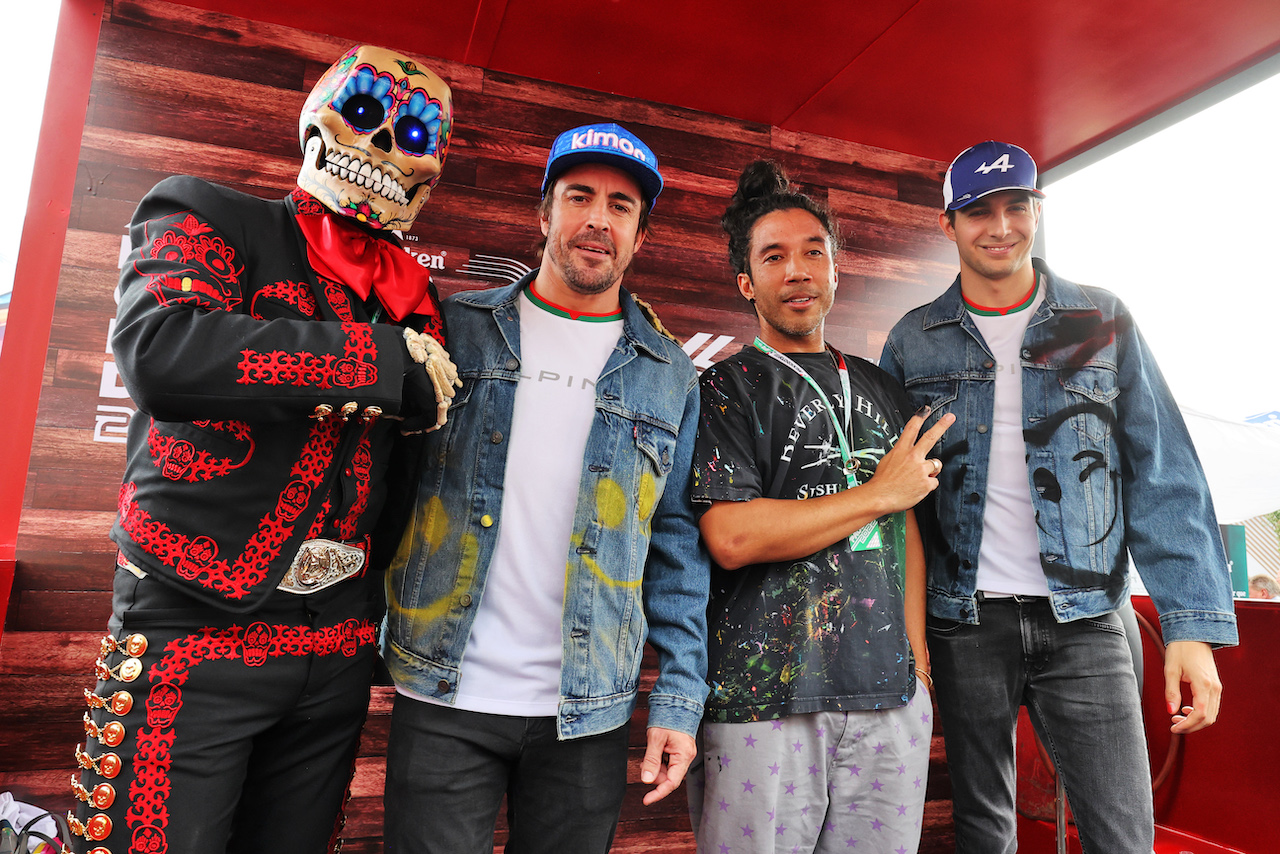 GP CITTA DEL MESSICO, (L to R): Day of the Dead Skeleton with Fernando Alonso (ESP) Alpine F1 Team; Jimmy Pierce, Urban Artist; e Esteban Ocon (FRA) Alpine F1 Team - spray painted jackets.
27.10.2022. Formula 1 World Championship, Rd 20, Mexican Grand Prix, Mexico City, Mexico, Preparation Day.
- www.xpbimages.com, EMail: requests@xpbimages.com © Copyright: Moy / XPB Images