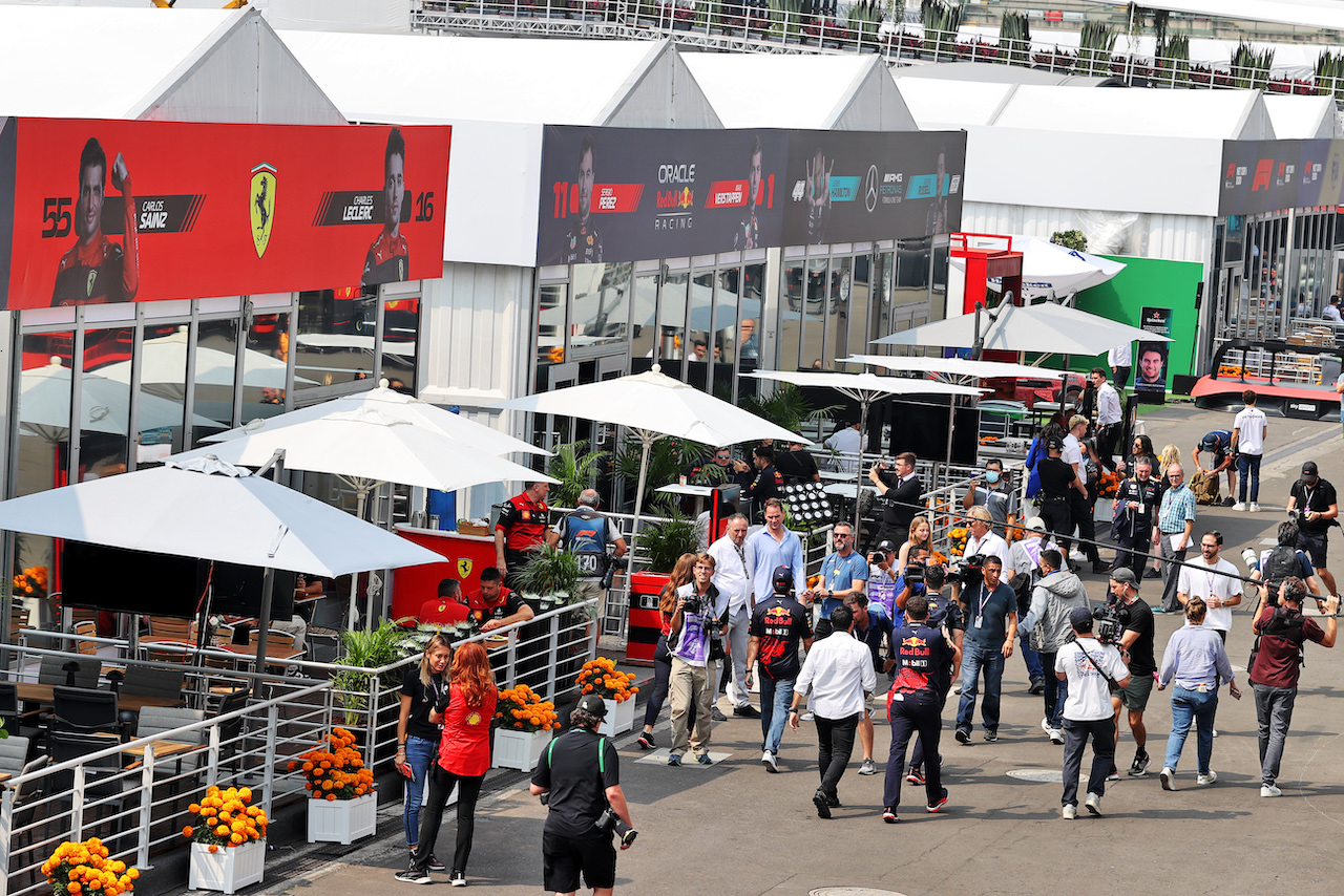 GP CITTA DEL MESSICO, Paddock Atmosfera.
27.10.2022. Formula 1 World Championship, Rd 20, Mexican Grand Prix, Mexico City, Mexico, Preparation Day.
- www.xpbimages.com, EMail: requests@xpbimages.com © Copyright: Moy / XPB Images