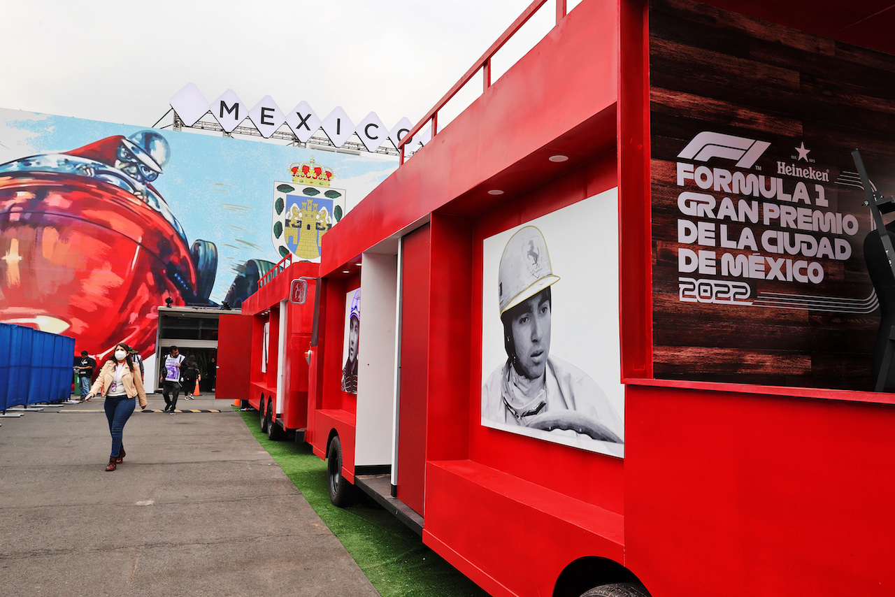 GP CITTA DEL MESSICO, Paddock Atmosfera.
27.10.2022. Formula 1 World Championship, Rd 20, Mexican Grand Prix, Mexico City, Mexico, Preparation Day.
- www.xpbimages.com, EMail: requests@xpbimages.com © Copyright: Moy / XPB Images