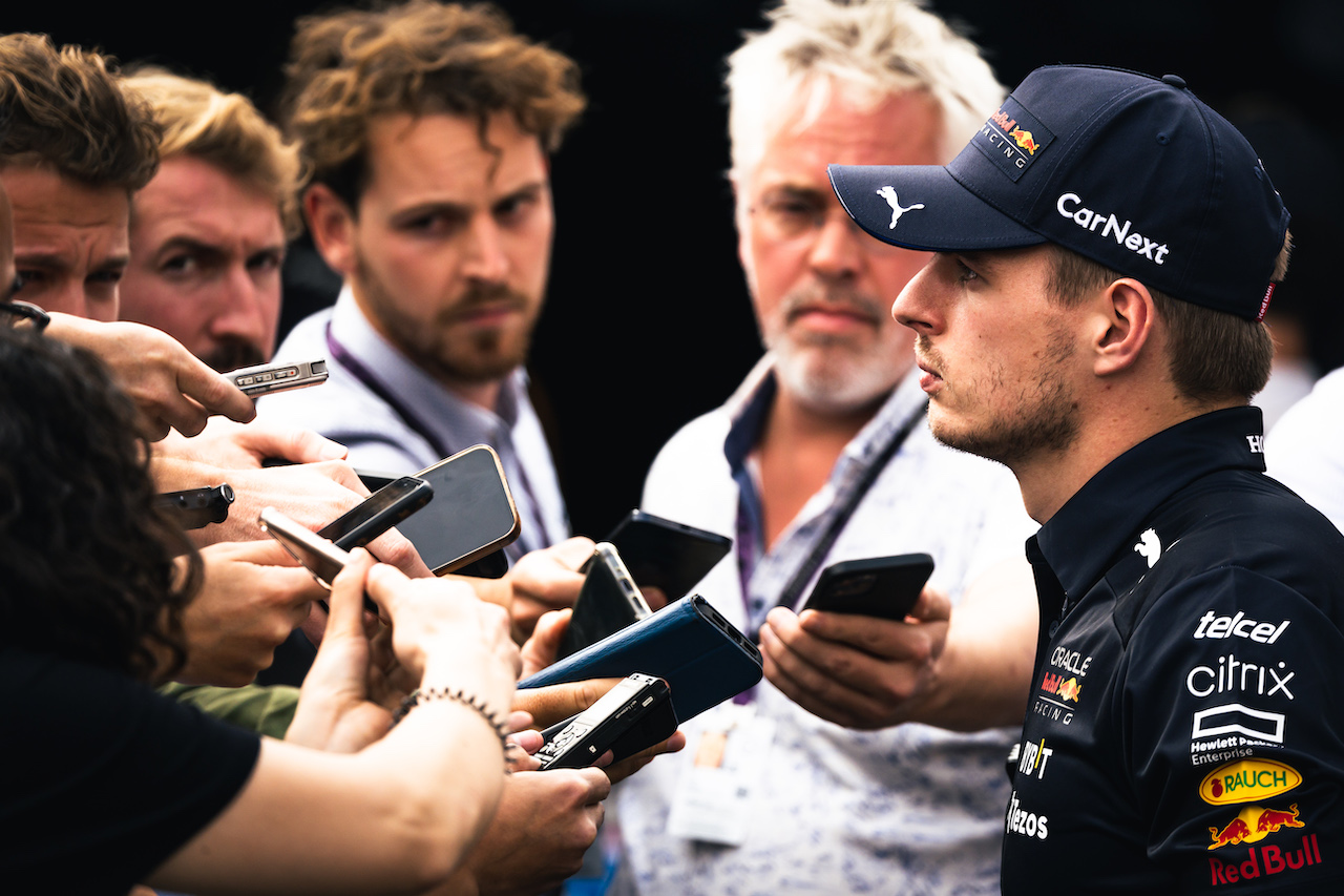 GP CITTA DEL MESSICO, Max Verstappen (NLD) Red Bull Racing with the media.
27.10.2022. Formula 1 World Championship, Rd 20, Mexican Grand Prix, Mexico City, Mexico, Preparation Day.
- www.xpbimages.com, EMail: requests@xpbimages.com © Copyright: Bearne / XPB Images