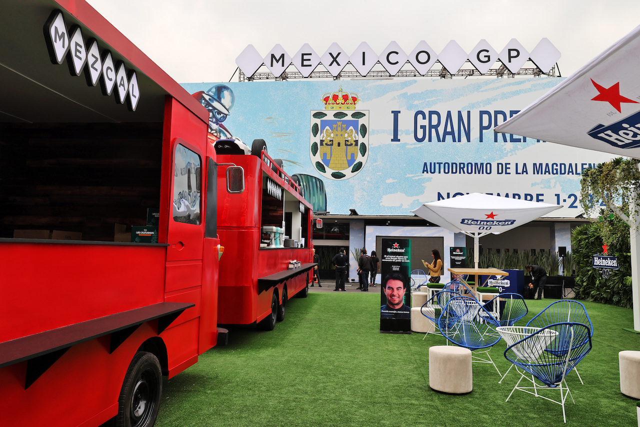 GP CITTA DEL MESSICO, Paddock Atmosfera.
27.10.2022. Formula 1 World Championship, Rd 20, Mexican Grand Prix, Mexico City, Mexico, Preparation Day.
- www.xpbimages.com, EMail: requests@xpbimages.com © Copyright: Moy / XPB Images