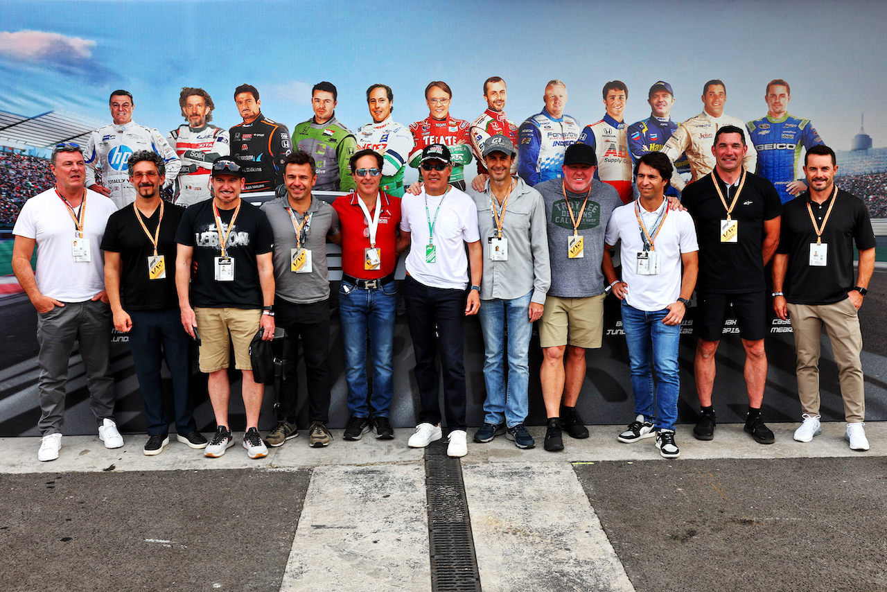 GP CITTA DEL MESSICO, Former IndyCar Cart era drivers taking part in the F1 supporting Freightliner Legends Cup race (L to R): Mark Blundell (GBR); Roberto Gonzalez (MEX); Alex Tagliani (ITA); Mario Dominguez (MEX); Adrian Fernandez (MEX); Michel Jourdain Jr (MEX); Paul Tracy (CDN); Bruno Junqueira (BRA); Luis Diaz (MEX); Max Papis (ITA); Casey Mears (USA).
27.10.2022. Formula 1 World Championship, Rd 20, Mexican Grand Prix, Mexico City, Mexico, Preparation Day.
- www.xpbimages.com, EMail: requests@xpbimages.com © Copyright: Batchelor / XPB Images