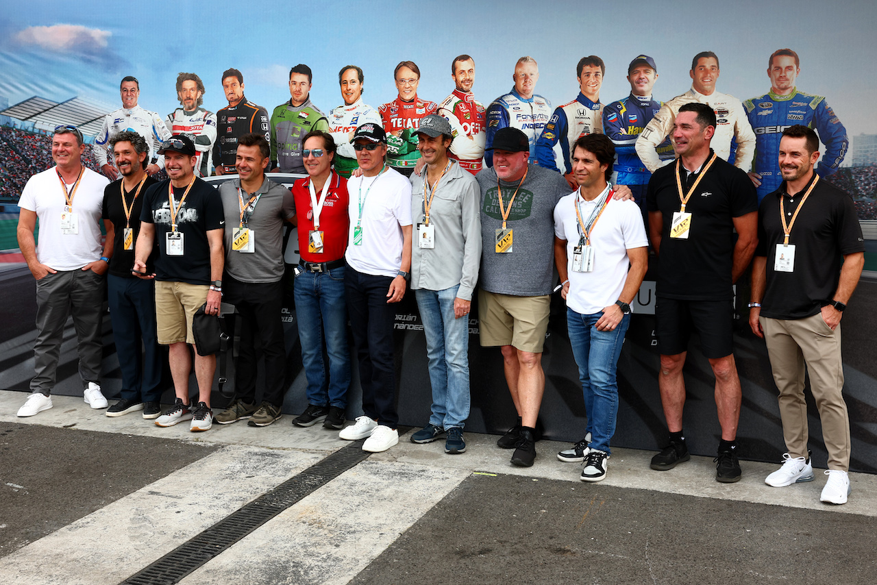 GP CITTA DEL MESSICO, Former IndyCar Cart era drivers taking part in the F1 supporting Freightliner Legends Cup race (L to R): Mark Blundell (GBR); Roberto Gonzalez (MEX); Alex Tagliani (ITA); Mario Dominguez (MEX); Adrian Fernandez (MEX); Michel Jourdain Jr (MEX); Paul Tracy (CDN); Bruno Junqueira (BRA); Luis Diaz (MEX); Max Papis (ITA); Casey Mears (USA). 27.10.2022. 
27.10.2022. Formula 1 World Championship, Rd 20, Mexican Grand Prix, Mexico City, Mexico, Preparation Day.
 - www.xpbimages.com, EMail: requests@xpbimages.com © Copyright: Coates / XPB Images