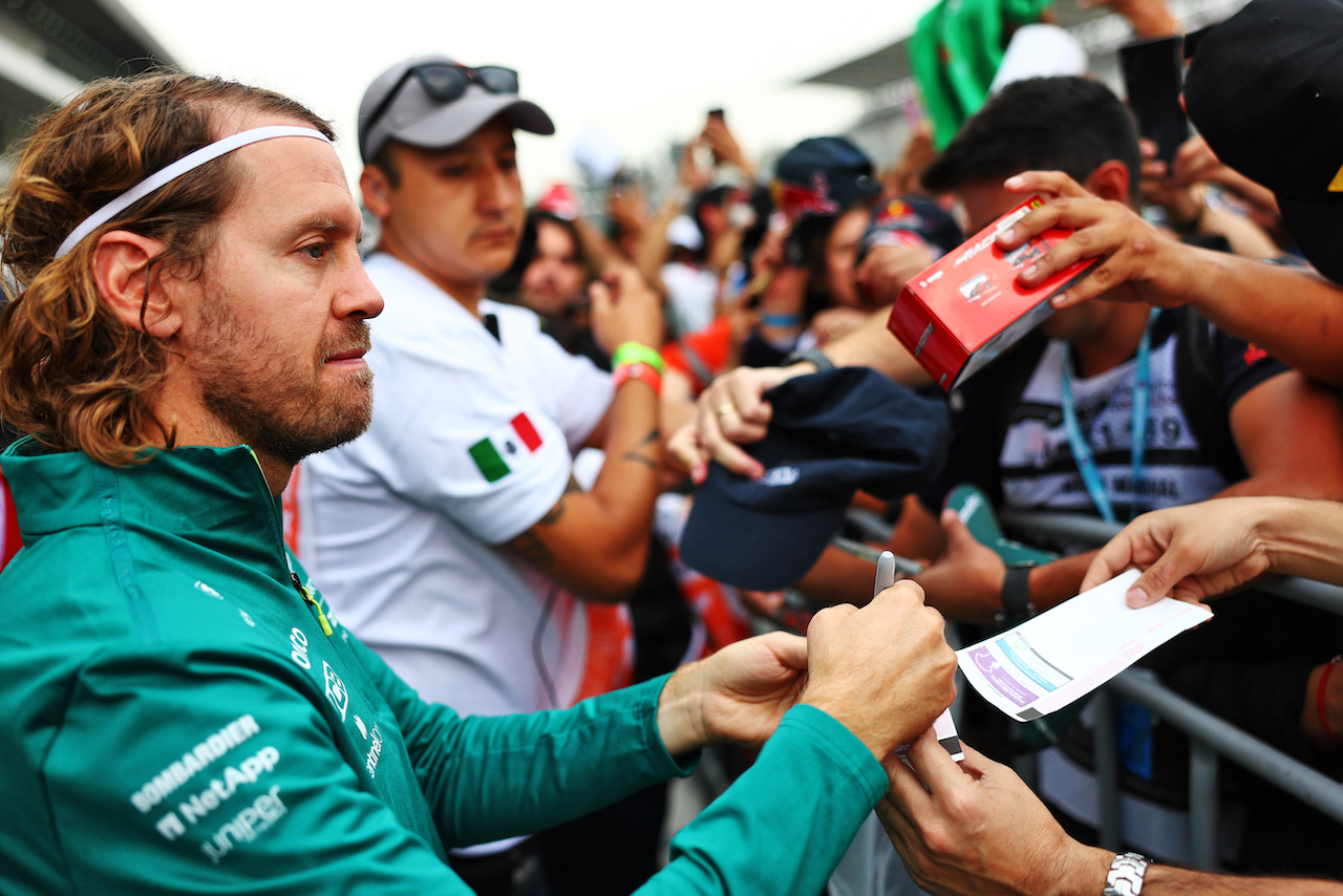GP CITTA DEL MESSICO, Sebastian Vettel (GER) Aston Martin F1 Team signs autographs for the fans.
27.10.2022. Formula 1 World Championship, Rd 20, Mexican Grand Prix, Mexico City, Mexico, Preparation Day.
 - www.xpbimages.com, EMail: requests@xpbimages.com © Copyright: Coates / XPB Images