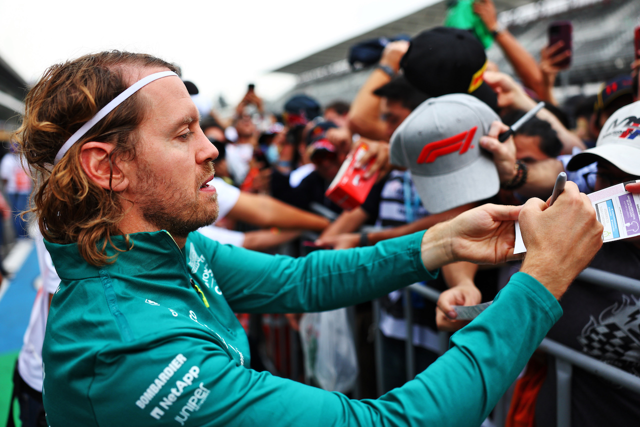 GP CITTA DEL MESSICO, Sebastian Vettel (GER) Aston Martin F1 Team signs autographs for the fans.
27.10.2022. Formula 1 World Championship, Rd 20, Mexican Grand Prix, Mexico City, Mexico, Preparation Day.
 - www.xpbimages.com, EMail: requests@xpbimages.com © Copyright: Coates / XPB Images