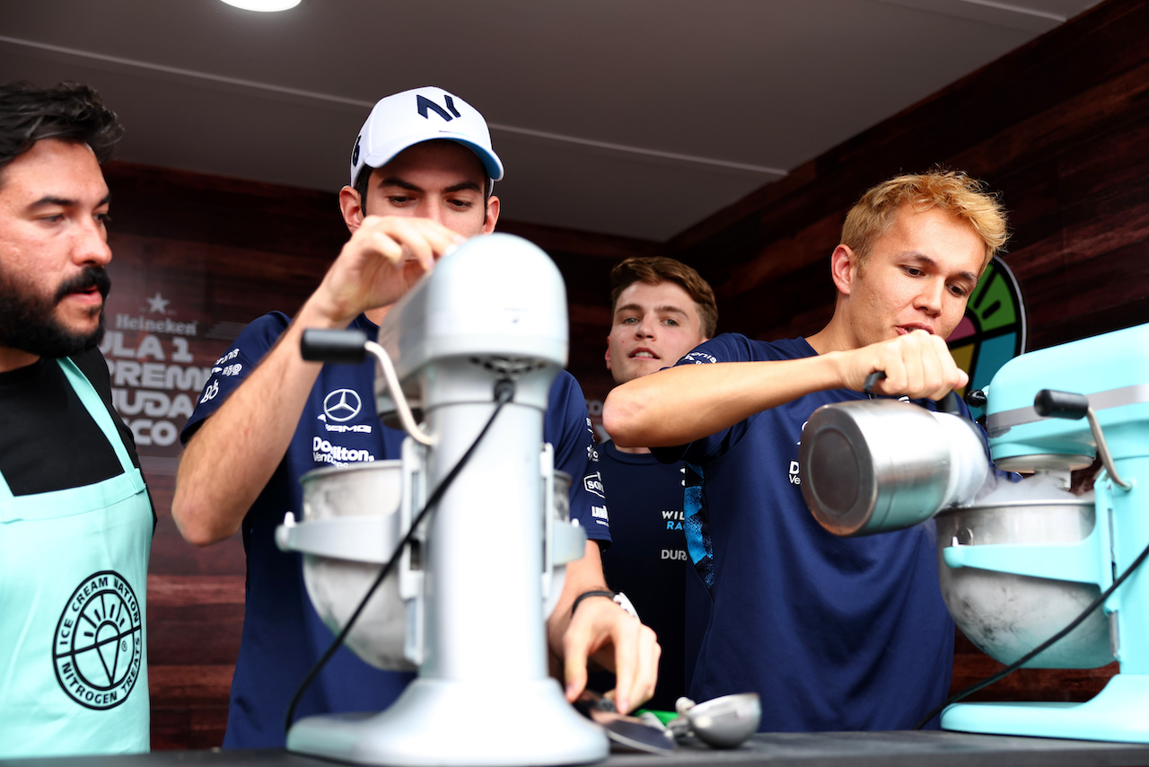 GP CITTA DEL MESSICO, (L to R): Nicholas Latifi (CDN) Williams Racing e Alexander Albon (THA) Williams Racing make ice cream.
27.10.2022. Formula 1 World Championship, Rd 20, Mexican Grand Prix, Mexico City, Mexico, Preparation Day.
- www.xpbimages.com, EMail: requests@xpbimages.com © Copyright: Batchelor / XPB Images