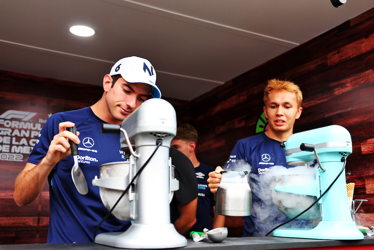 GP CITTA DEL MESSICO, (L to R): Nicholas Latifi (CDN) Williams Racing e Alexander Albon (THA) Williams Racing make ice cream.
27.10.2022. Formula 1 World Championship, Rd 20, Mexican Grand Prix, Mexico City, Mexico, Preparation Day.
- www.xpbimages.com, EMail: requests@xpbimages.com © Copyright: Batchelor / XPB Images
