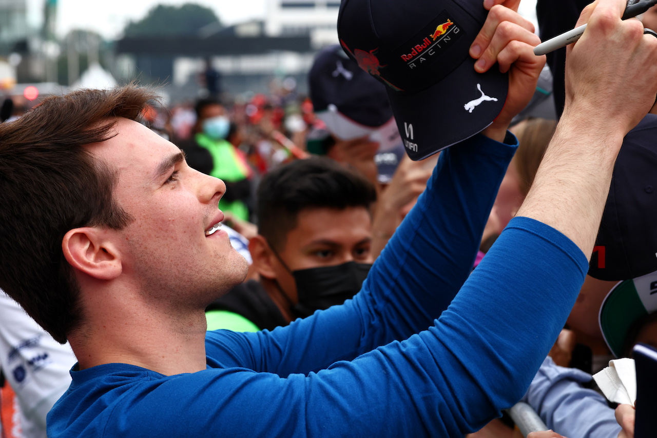 GP CITTA DEL MESSICO, Pato O'Ward (MEX) McLaren Test Driver signs autographs for the fans.
27.10.2022. Formula 1 World Championship, Rd 20, Mexican Grand Prix, Mexico City, Mexico, Preparation Day.
 - www.xpbimages.com, EMail: requests@xpbimages.com © Copyright: Coates / XPB Images