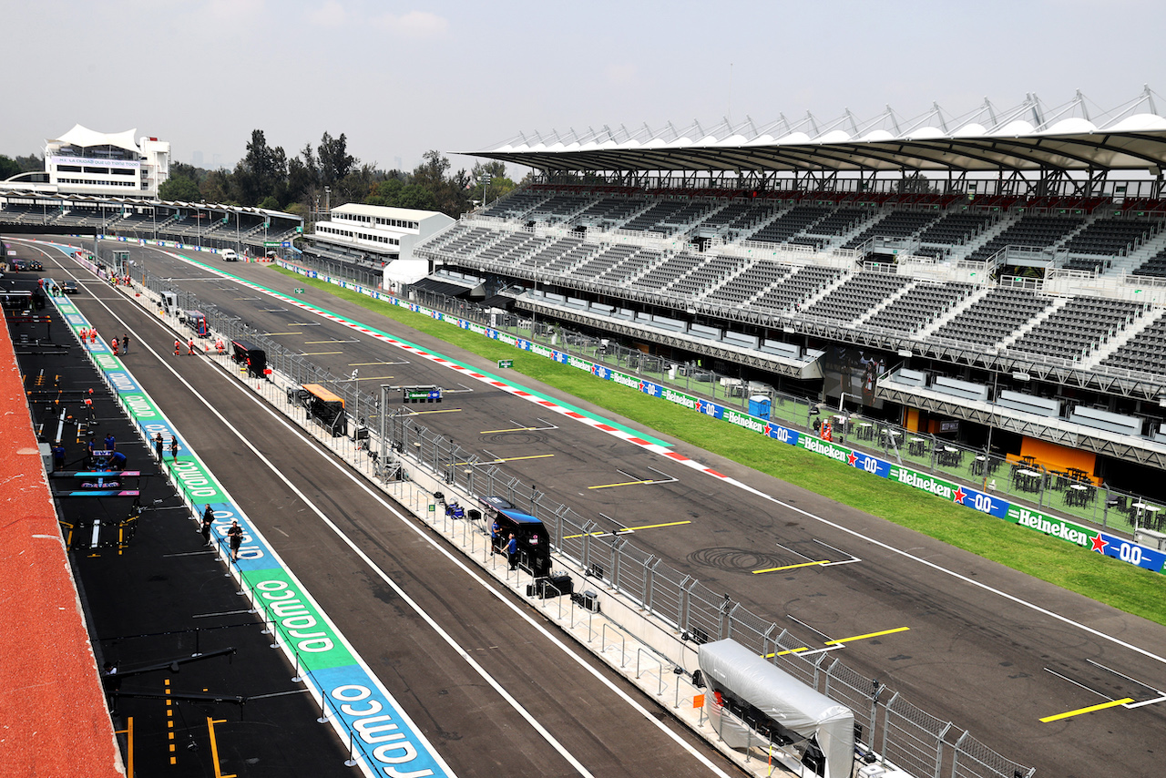 GP CITTA DEL MESSICO, Circuit Atmosfera - partenza / finish straight.
27.10.2022. Formula 1 World Championship, Rd 20, Mexican Grand Prix, Mexico City, Mexico, Preparation Day.
- www.xpbimages.com, EMail: requests@xpbimages.com © Copyright: Moy / XPB Images