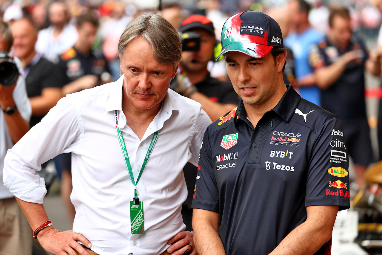 GP CITTA DEL MESSICO, (L to R): Adrian Fernandez (MEX) with Sergio Perez (MEX) Red Bull Racing.
27.10.2022. Formula 1 World Championship, Rd 20, Mexican Grand Prix, Mexico City, Mexico, Preparation Day.
 - www.xpbimages.com, EMail: requests@xpbimages.com © Copyright: Coates / XPB Images