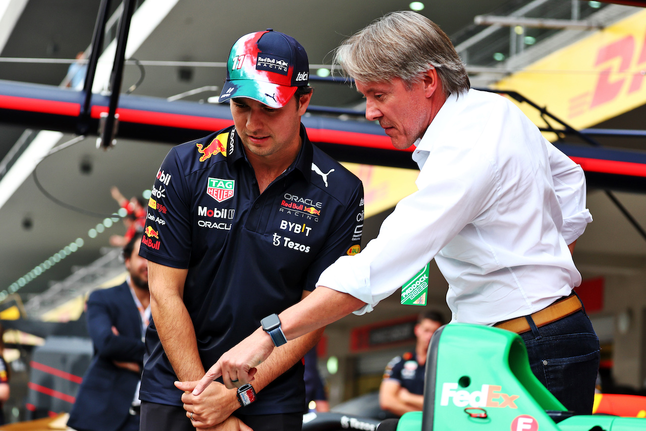 GP CITTA DEL MESSICO, (L to R): Sergio Perez (MEX) Red Bull Racing with Adrian Fernandez (MEX).
27.10.2022. Formula 1 World Championship, Rd 20, Mexican Grand Prix, Mexico City, Mexico, Preparation Day.
 - www.xpbimages.com, EMail: requests@xpbimages.com © Copyright: Coates / XPB Images