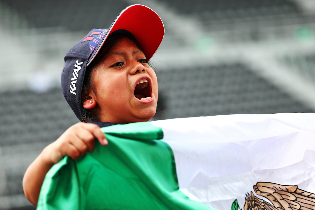 GP CITTA DEL MESSICO, A young Sergio Perez (MEX) Red Bull Racing makes herself heard.
27.10.2022. Formula 1 World Championship, Rd 20, Mexican Grand Prix, Mexico City, Mexico, Preparation Day.
 - www.xpbimages.com, EMail: requests@xpbimages.com © Copyright: Coates / XPB Images
