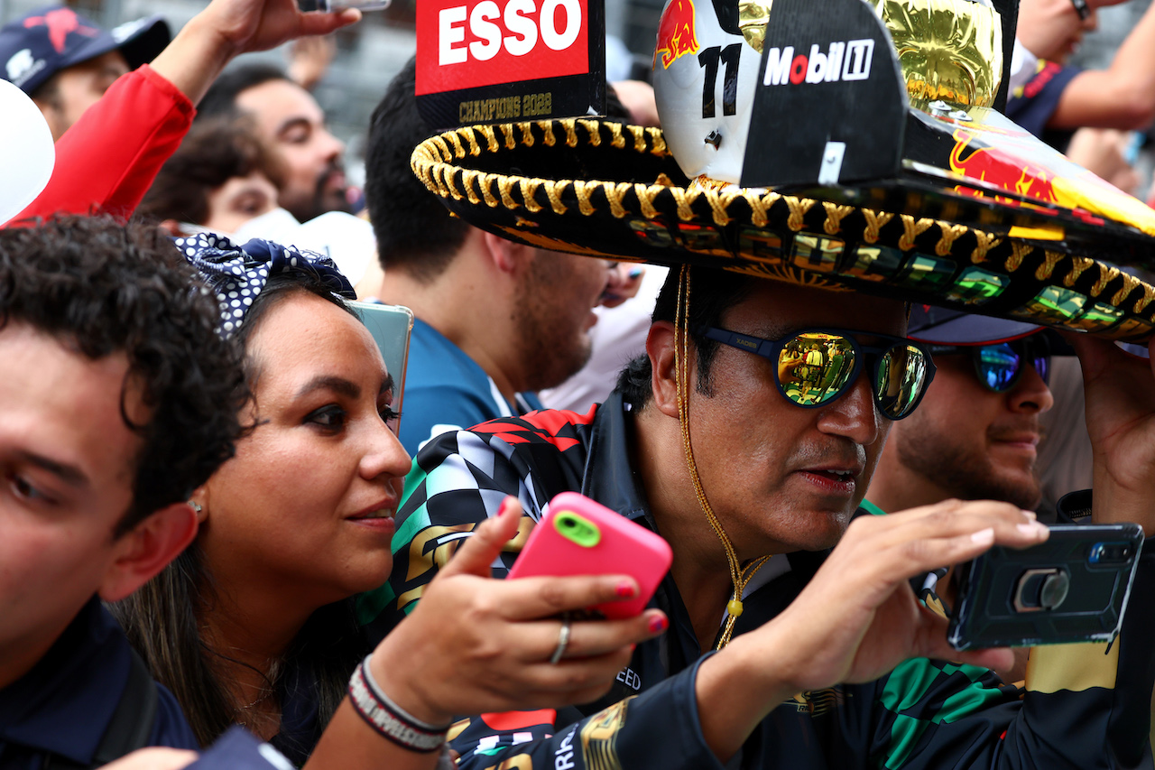 GP CITTA DEL MESSICO, Circuit Atmosfera - fans in the pits.
27.10.2022. Formula 1 World Championship, Rd 20, Mexican Grand Prix, Mexico City, Mexico, Preparation Day.
 - www.xpbimages.com, EMail: requests@xpbimages.com © Copyright: Coates / XPB Images
