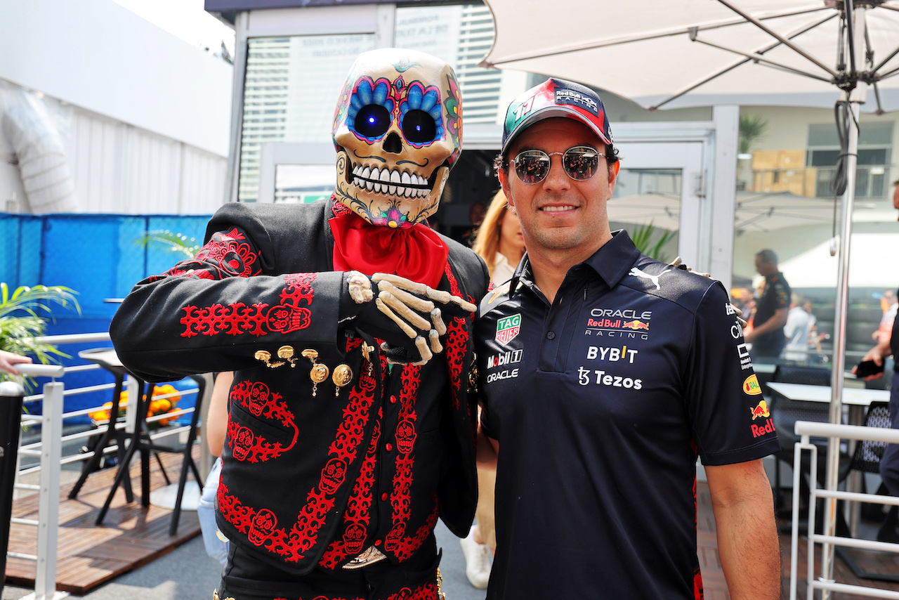GP CITTA DEL MESSICO, Sergio Perez (MEX) Red Bull Racing with a Day of the Dead Skeleton.
27.10.2022. Formula 1 World Championship, Rd 20, Mexican Grand Prix, Mexico City, Mexico, Preparation Day.
- www.xpbimages.com, EMail: requests@xpbimages.com © Copyright: Moy / XPB Images
