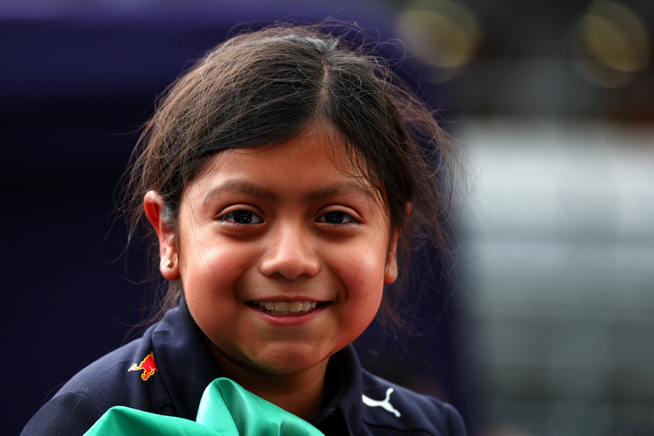 GP CITTA DEL MESSICO, A young Sergio Perez (MEX) Red Bull Racing fan.
27.10.2022. Formula 1 World Championship, Rd 20, Mexican Grand Prix, Mexico City, Mexico, Preparation Day.
 - www.xpbimages.com, EMail: requests@xpbimages.com © Copyright: Coates / XPB Images
