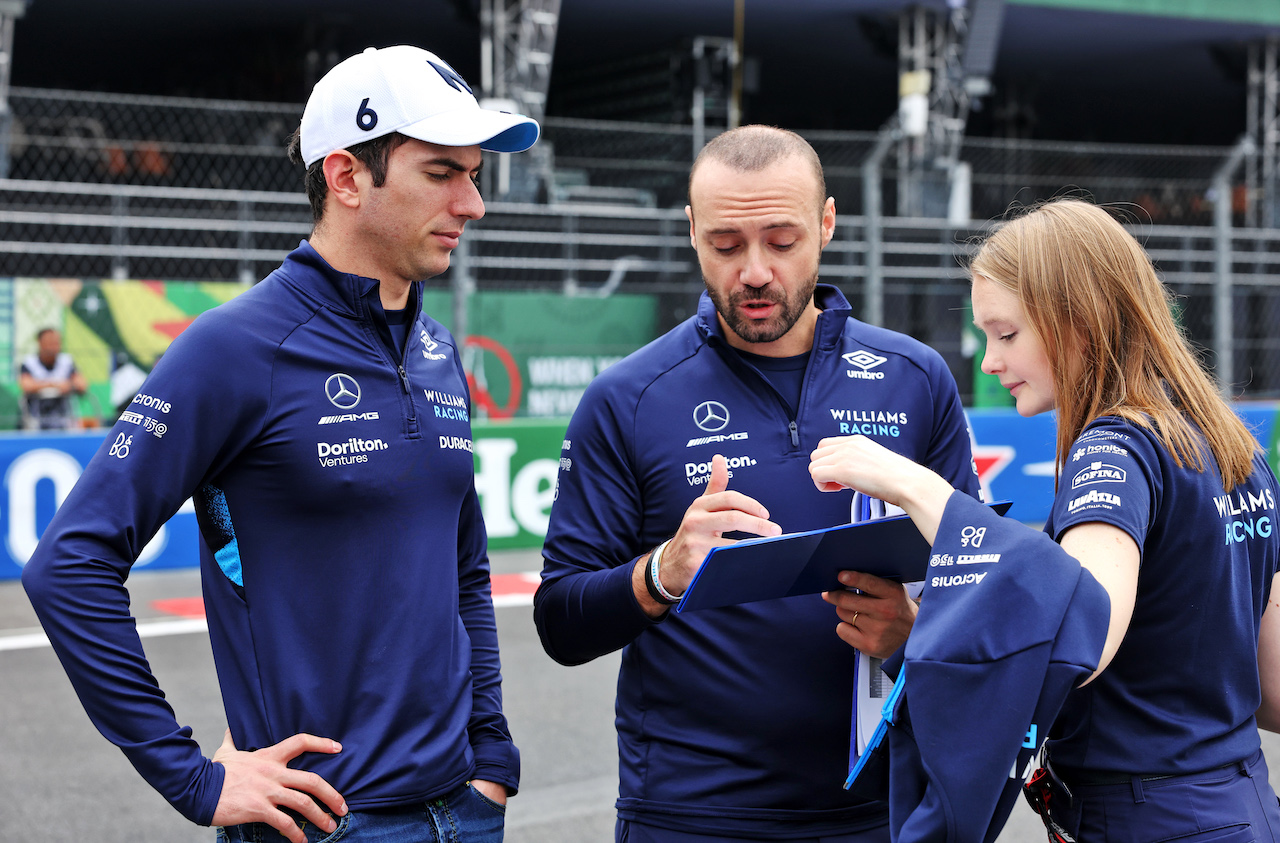 GP CITTA DEL MESSICO, Nicholas Latifi (CDN) Williams Racing walks the circuit with the team.
27.10.2022. Formula 1 World Championship, Rd 20, Mexican Grand Prix, Mexico City, Mexico, Preparation Day.
- www.xpbimages.com, EMail: requests@xpbimages.com © Copyright: Bearne / XPB Images