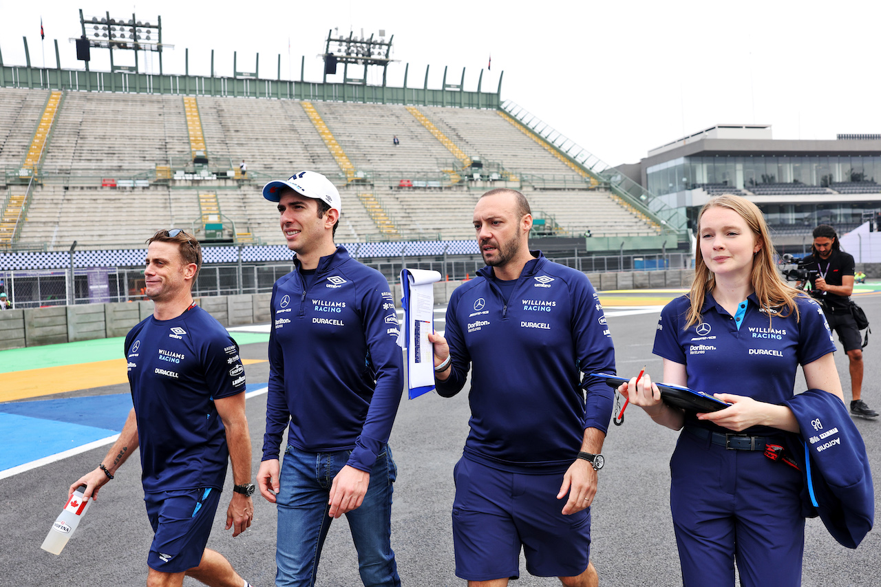 GP CITTA DEL MESSICO, Nicholas Latifi (CDN) Williams Racing walks the circuit with the team.
27.10.2022. Formula 1 World Championship, Rd 20, Mexican Grand Prix, Mexico City, Mexico, Preparation Day.
- www.xpbimages.com, EMail: requests@xpbimages.com © Copyright: Bearne / XPB Images