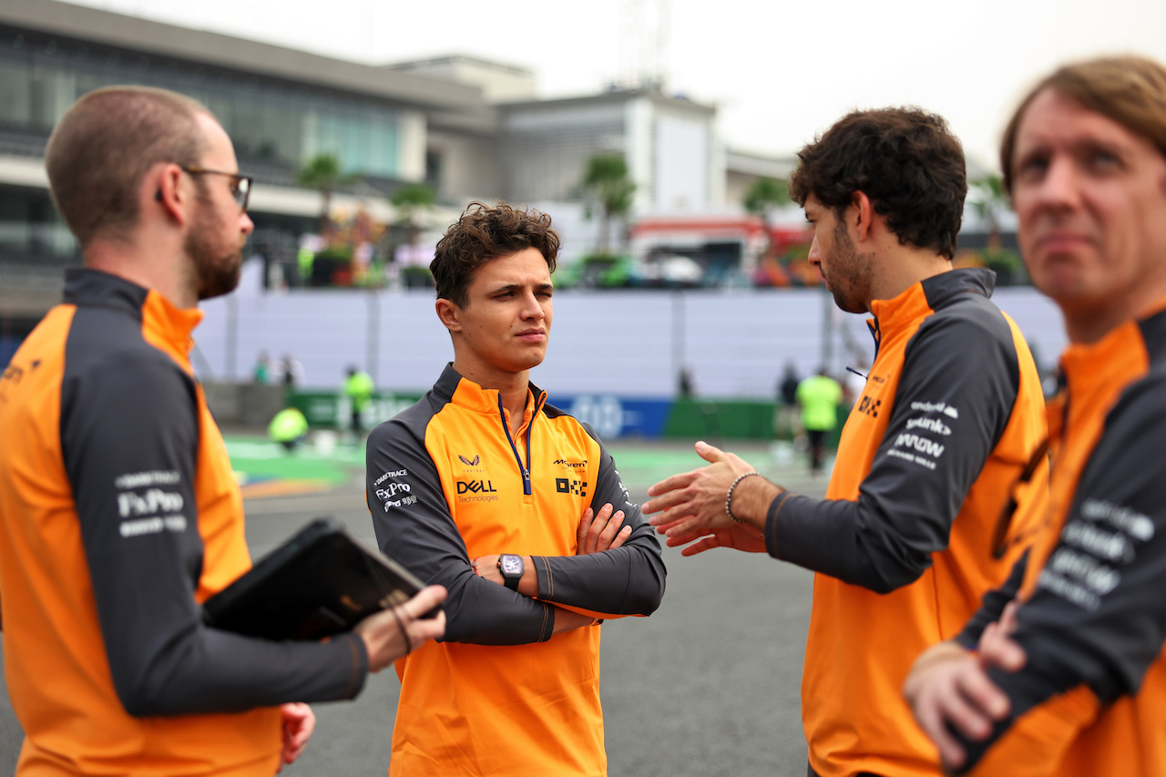 GP CITTA DEL MESSICO, Lando Norris (GBR) McLaren walks the circuit with the team.
27.10.2022. Formula 1 World Championship, Rd 20, Mexican Grand Prix, Mexico City, Mexico, Preparation Day.
- www.xpbimages.com, EMail: requests@xpbimages.com © Copyright: Bearne / XPB Images