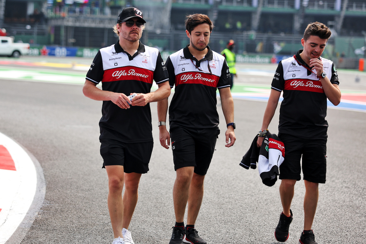 GP CITTA DEL MESSICO, Valtteri Bottas (FIN) Alfa Romeo F1 Team walks the circuit with the team.
27.10.2022. Formula 1 World Championship, Rd 20, Mexican Grand Prix, Mexico City, Mexico, Preparation Day.
- www.xpbimages.com, EMail: requests@xpbimages.com © Copyright: Bearne / XPB Images