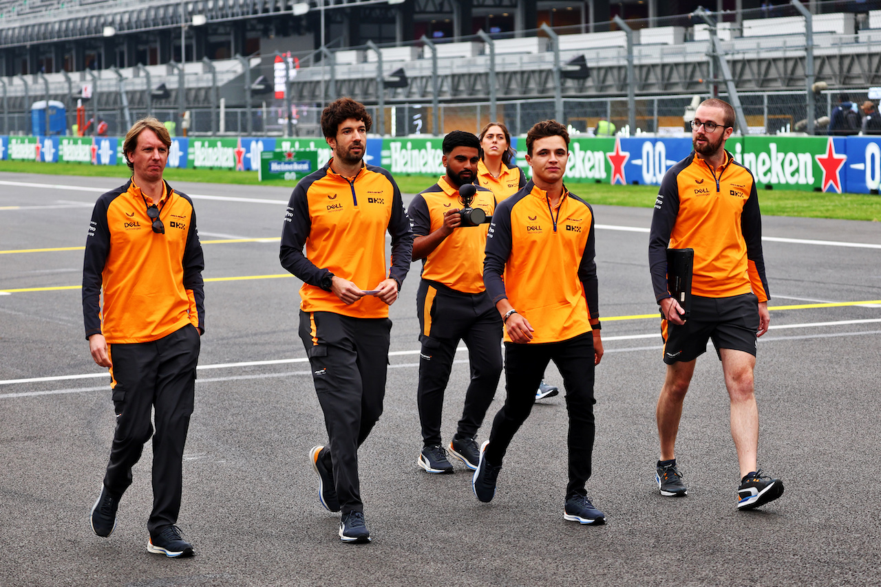 GP CITTA DEL MESSICO, Lando Norris (GBR) McLaren walks the circuit with the team.
27.10.2022. Formula 1 World Championship, Rd 20, Mexican Grand Prix, Mexico City, Mexico, Preparation Day.
- www.xpbimages.com, EMail: requests@xpbimages.com © Copyright: Batchelor / XPB Images