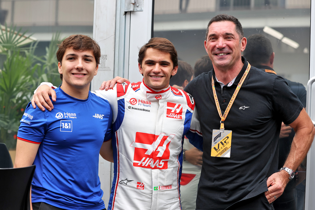 GP CITTA DEL MESSICO, (L to R): Enzo Fittiapldi (BRA) Ferrari Academy Driver with Pietro Fittipaldi (BRA) Haas F1 Team Reserve Driver e Max Papis (ITA).
27.10.2022. Formula 1 World Championship, Rd 20, Mexican Grand Prix, Mexico City, Mexico, Preparation Day.
- www.xpbimages.com, EMail: requests@xpbimages.com © Copyright: Moy / XPB Images