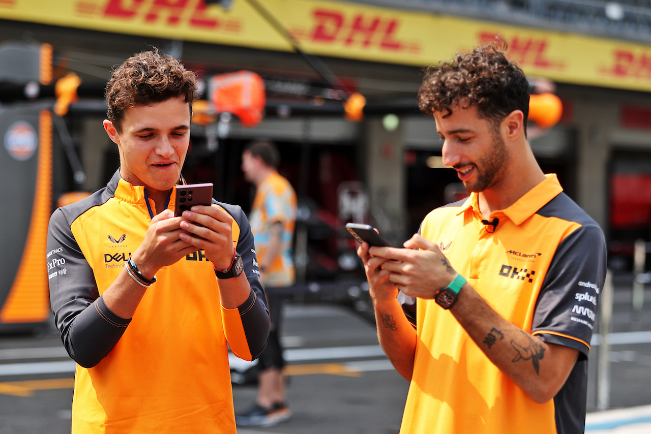GP CITTA DEL MESSICO, (L to R): Lando Norris (GBR) McLaren with team mate Daniel Ricciardo (AUS) McLaren.
27.10.2022. Formula 1 World Championship, Rd 20, Mexican Grand Prix, Mexico City, Mexico, Preparation Day.
- www.xpbimages.com, EMail: requests@xpbimages.com © Copyright: Moy / XPB Images