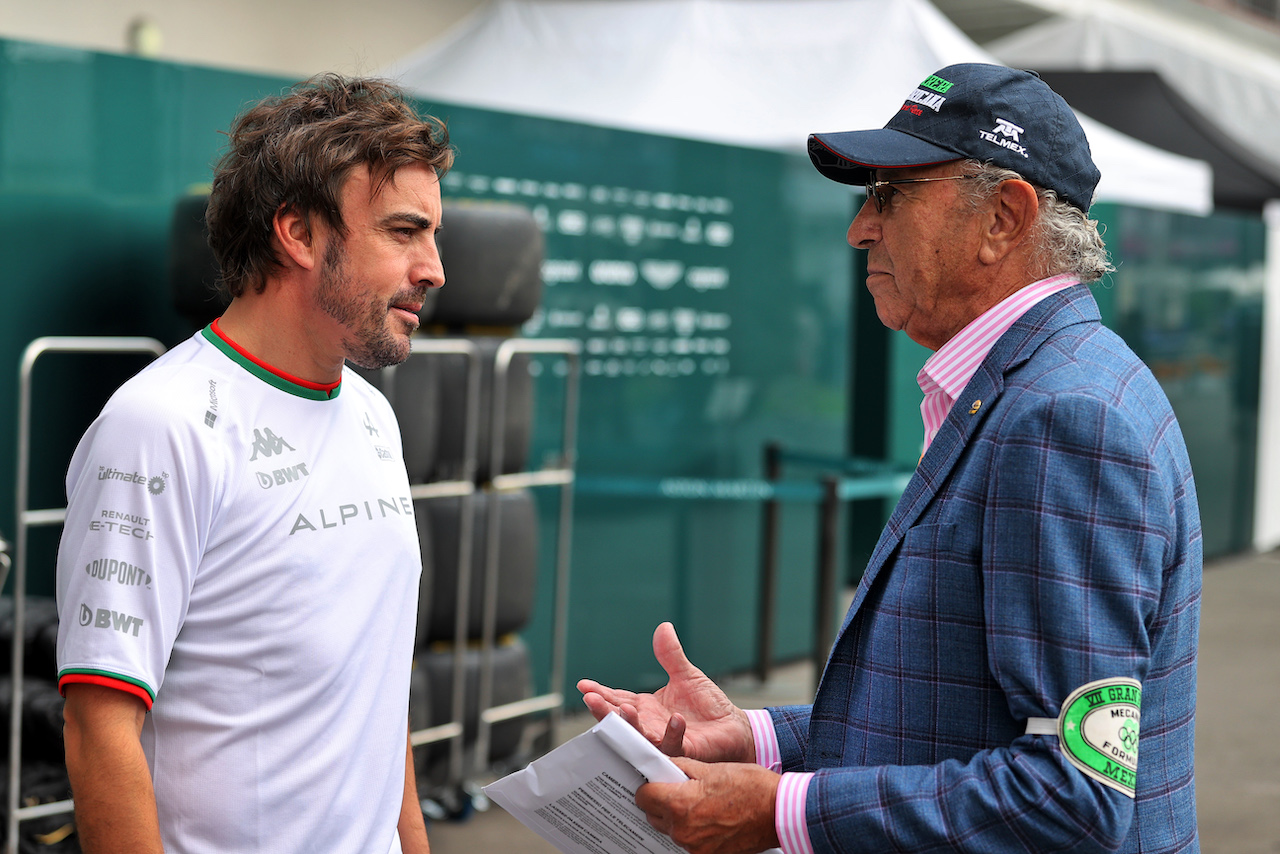 GP CITTA DEL MESSICO, (L to R): Fernando Alonso (ESP) Alpine F1 Team with Jo Ramirez (MEX).
27.10.2022. Formula 1 World Championship, Rd 20, Mexican Grand Prix, Mexico City, Mexico, Preparation Day.
- www.xpbimages.com, EMail: requests@xpbimages.com © Copyright: Moy / XPB Images