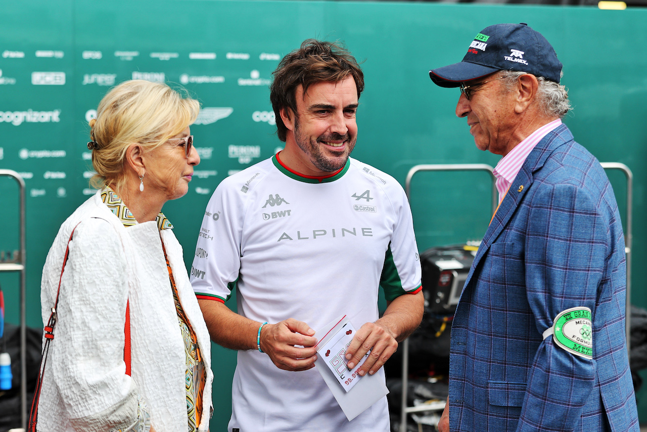 GP CITTA DEL MESSICO, Fernando Alonso (ESP) Alpine F1 Team (Centre) with Jo Ramirez (MEX) (Right) e sua moglie Bea Ramirez (MEX) (Left).
27.10.2022. Formula 1 World Championship, Rd 20, Mexican Grand Prix, Mexico City, Mexico, Preparation Day.
- www.xpbimages.com, EMail: requests@xpbimages.com © Copyright: Moy / XPB Images