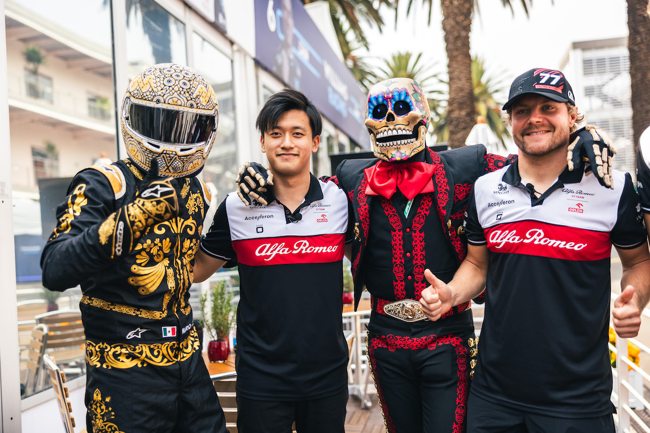 GP CITTA DEL MESSICO, (L to R): Mario Achi (MEX); Guanyu Zhou (CHN) Alfa Romeo F1 Team; a Day of the Dead Skeleton; e Valtteri Bottas (FIN) Alfa Romeo F1 Team.
27.10.2022. Formula 1 World Championship, Rd 20, Mexican Grand Prix, Mexico City, Mexico, Preparation Day.
- www.xpbimages.com, EMail: requests@xpbimages.com © Copyright: Bearne / XPB Images