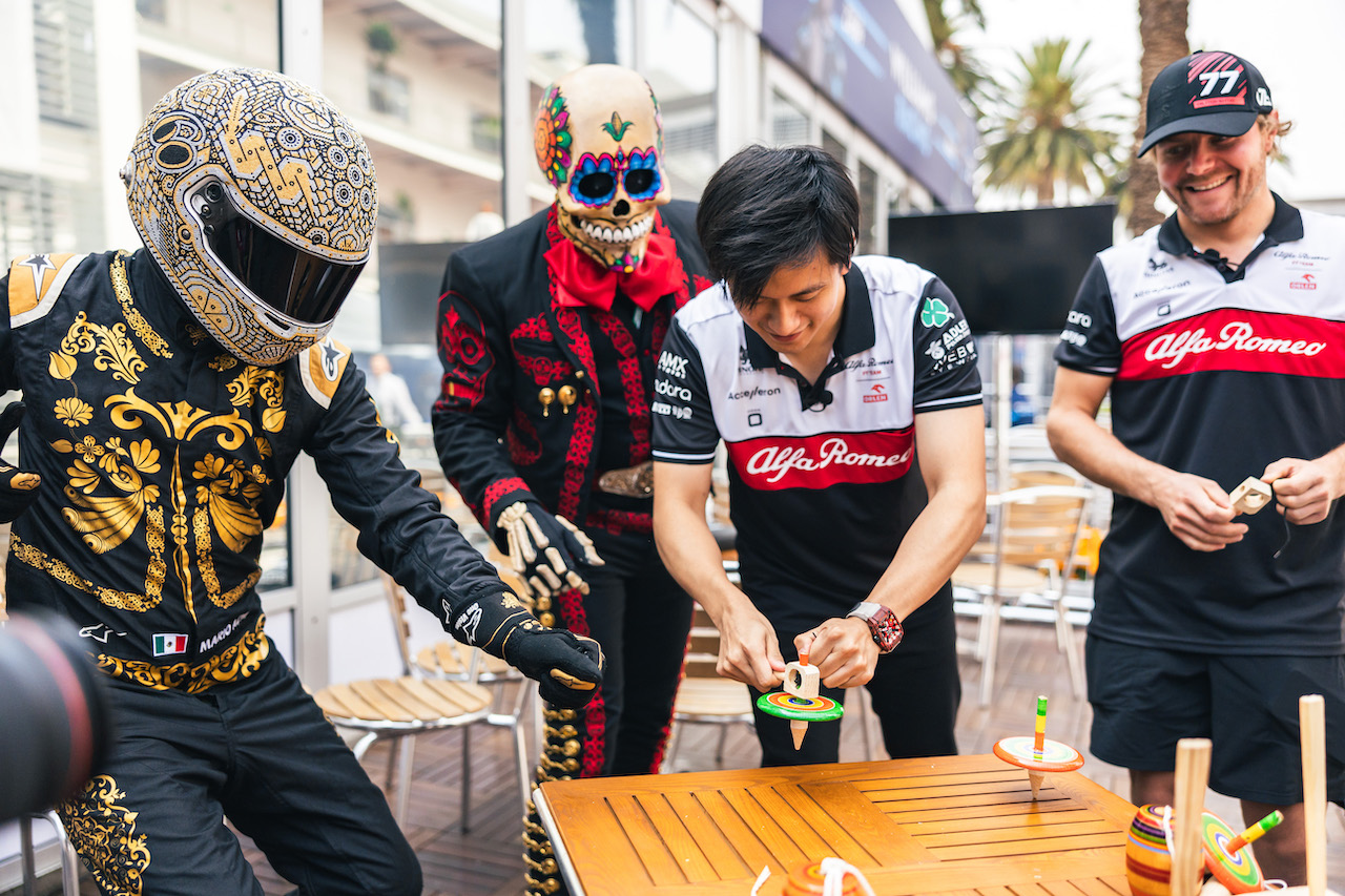 GP CITTA DEL MESSICO, (L to R): Mario Achi (MEX) with a Day of the Dead Skeleton; Guanyu Zhou (CHN) Alfa Romeo F1 Team; e Valtteri Bottas (FIN) Alfa Romeo F1 Team.
27.10.2022. Formula 1 World Championship, Rd 20, Mexican Grand Prix, Mexico City, Mexico, Preparation Day.
- www.xpbimages.com, EMail: requests@xpbimages.com © Copyright: Bearne / XPB Images