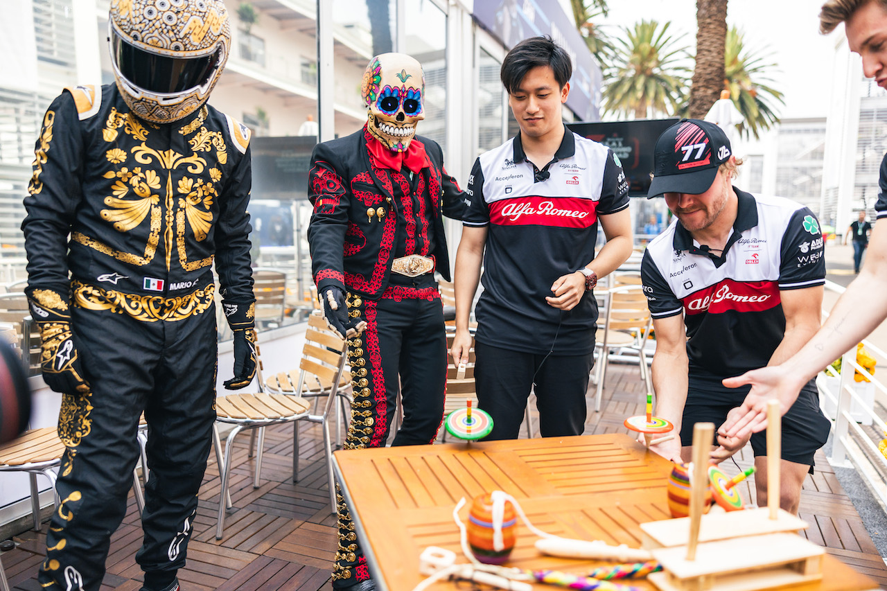 GP CITTA DEL MESSICO, (L to R): Mario Achi (MEX) with a Day of the Dead Skeleton; Guanyu Zhou (CHN) Alfa Romeo F1 Team; e Valtteri Bottas (FIN) Alfa Romeo F1 Team.
27.10.2022. Formula 1 World Championship, Rd 20, Mexican Grand Prix, Mexico City, Mexico, Preparation Day.
- www.xpbimages.com, EMail: requests@xpbimages.com © Copyright: Bearne / XPB Images