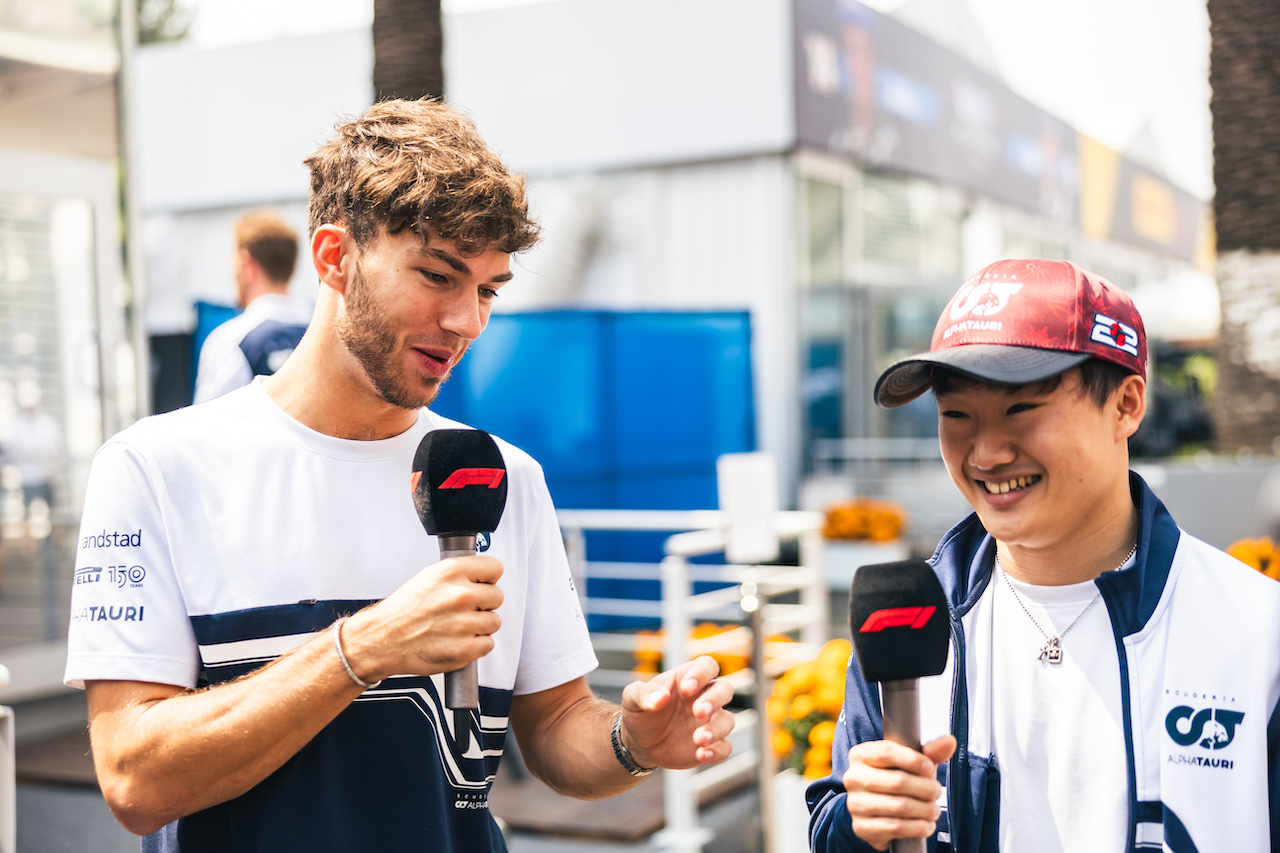 GP CITTA DEL MESSICO, (L to R): Pierre Gasly (FRA) AlphaTauri with team mate Yuki Tsunoda (JPN) AlphaTauri.
27.10.2022. Formula 1 World Championship, Rd 20, Mexican Grand Prix, Mexico City, Mexico, Preparation Day.
- www.xpbimages.com, EMail: requests@xpbimages.com © Copyright: Bearne / XPB Images