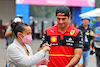 GP CITTA DEL MESSICO, Carlos Sainz Jr (ESP) Ferrari signs autographs for the fans.
27.10.2022. Formula 1 World Championship, Rd 20, Mexican Grand Prix, Mexico City, Mexico, Preparation Day.
- www.xpbimages.com, EMail: requests@xpbimages.com © Copyright: Moy / XPB Images