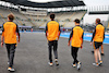 GP CITTA DEL MESSICO, Lando Norris (GBR) McLaren walks the circuit with the team.
27.10.2022. Formula 1 World Championship, Rd 20, Mexican Grand Prix, Mexico City, Mexico, Preparation Day.
- www.xpbimages.com, EMail: requests@xpbimages.com © Copyright: Bearne / XPB Images