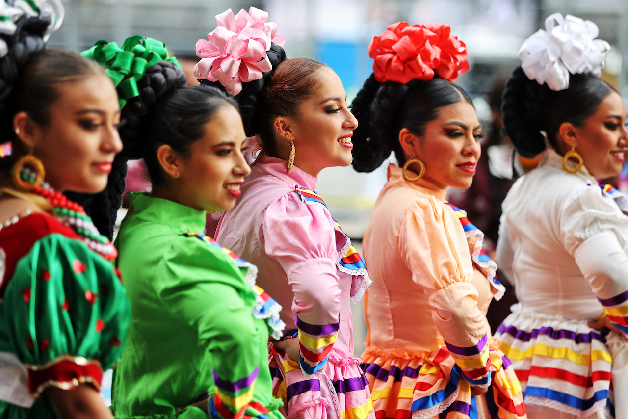 GP CITTA DEL MESSICO, Circuit Atmosfera - dancers in the pits.
29.10.2022. Formula 1 World Championship, Rd 20, Mexican Grand Prix, Mexico City, Mexico, Qualifiche Day.
- www.xpbimages.com, EMail: requests@xpbimages.com © Copyright: Moy / XPB Images