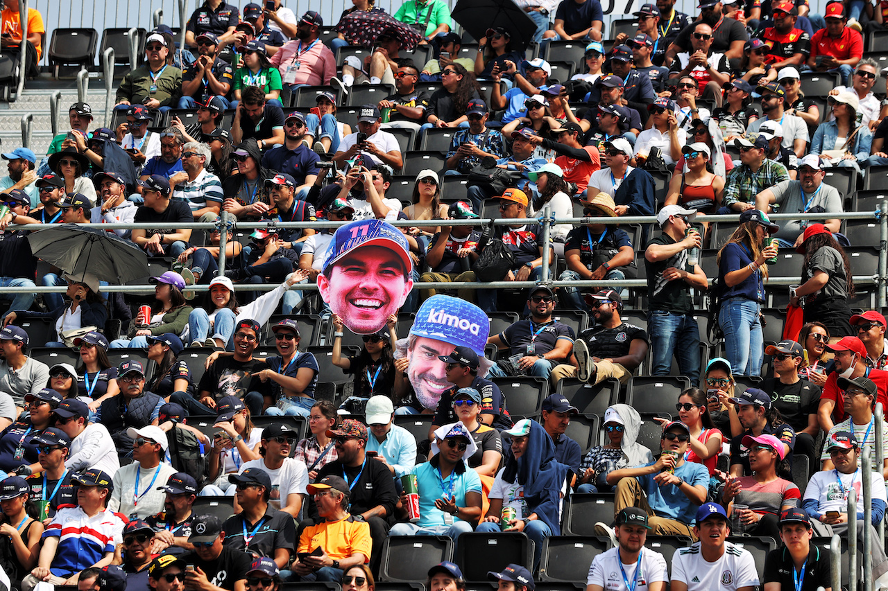 GP CITTA DEL MESSICO, Circuit Atmosfera - fans in the grandstand with Fernando Alonso (ESP) Alpine F1 Team e Sergio Perez (MEX) Red Bull Racing 'big heads'.
29.10.2022. Formula 1 World Championship, Rd 20, Mexican Grand Prix, Mexico City, Mexico, Qualifiche Day.
- www.xpbimages.com, EMail: requests@xpbimages.com © Copyright: Moy / XPB Images
