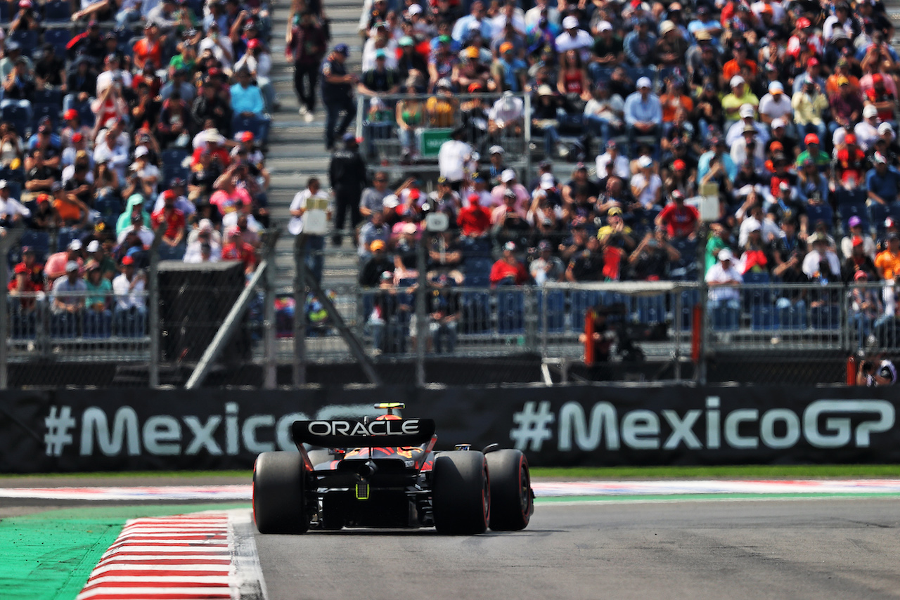 GP CITTA DEL MESSICO, Sergio Perez (MEX) Red Bull Racing RB18.
29.10.2022. Formula 1 World Championship, Rd 20, Mexican Grand Prix, Mexico City, Mexico, Qualifiche Day.
- www.xpbimages.com, EMail: requests@xpbimages.com © Copyright: Moy / XPB Images