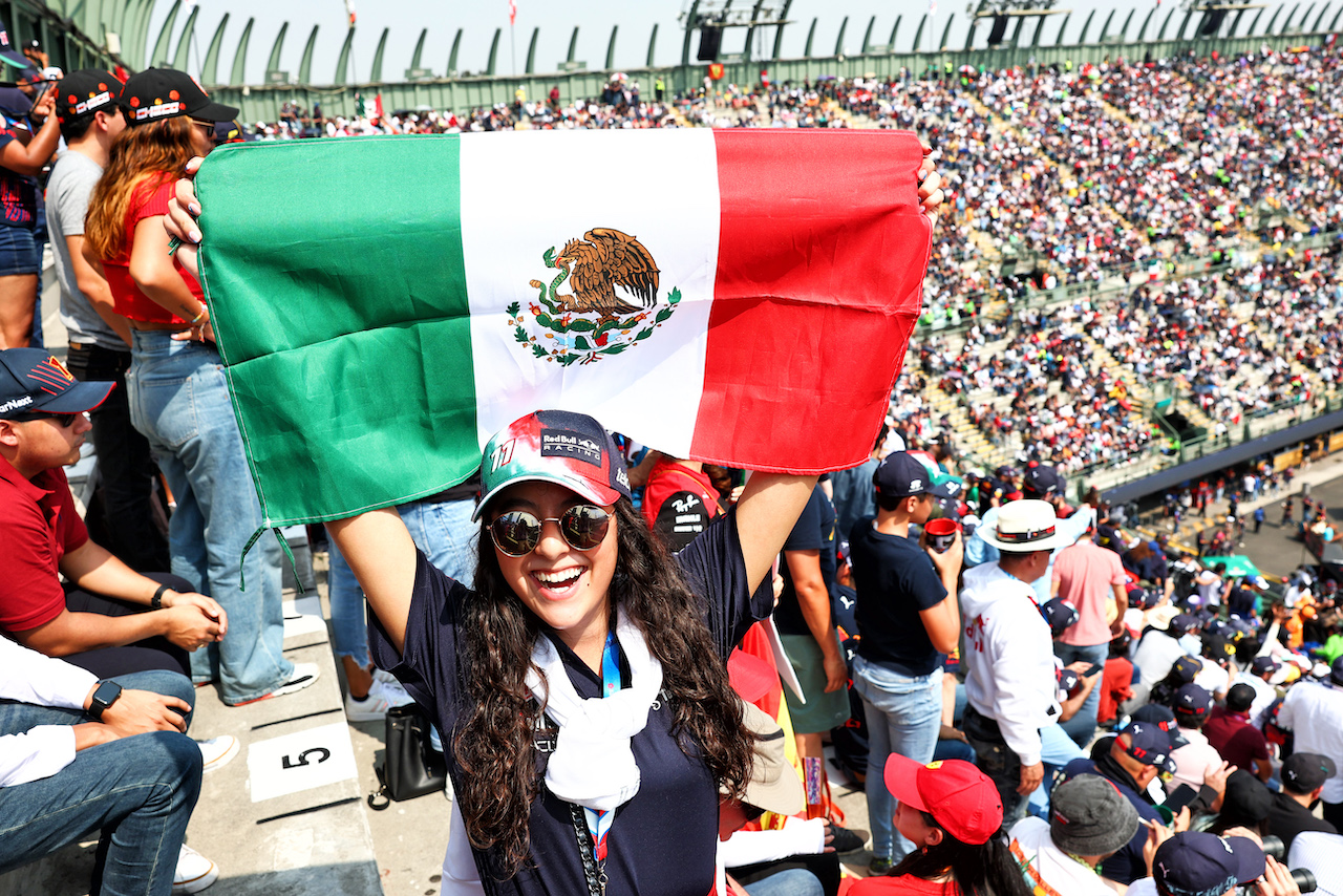 GP CITTA DEL MESSICO, Circuit Atmosfera - fans in the grandstand.
29.10.2022. Formula 1 World Championship, Rd 20, Mexican Grand Prix, Mexico City, Mexico, Qualifiche Day.
 - www.xpbimages.com, EMail: requests@xpbimages.com © Copyright: Coates / XPB Images
