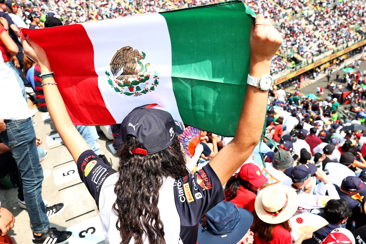 GP CITTA DEL MESSICO, Circuit Atmosfera - fans in the grandstand.
29.10.2022. Formula 1 World Championship, Rd 20, Mexican Grand Prix, Mexico City, Mexico, Qualifiche Day.
 - www.xpbimages.com, EMail: requests@xpbimages.com © Copyright: Coates / XPB Images