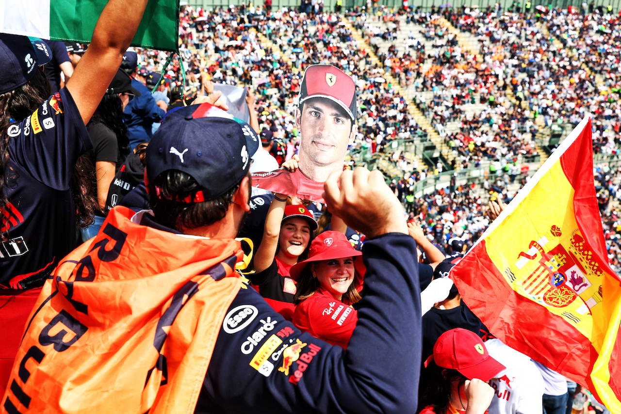 GP CITTA DEL MESSICO, Circuit Atmosfera - fans in the grandstand.
29.10.2022. Formula 1 World Championship, Rd 20, Mexican Grand Prix, Mexico City, Mexico, Qualifiche Day.
 - www.xpbimages.com, EMail: requests@xpbimages.com © Copyright: Coates / XPB Images