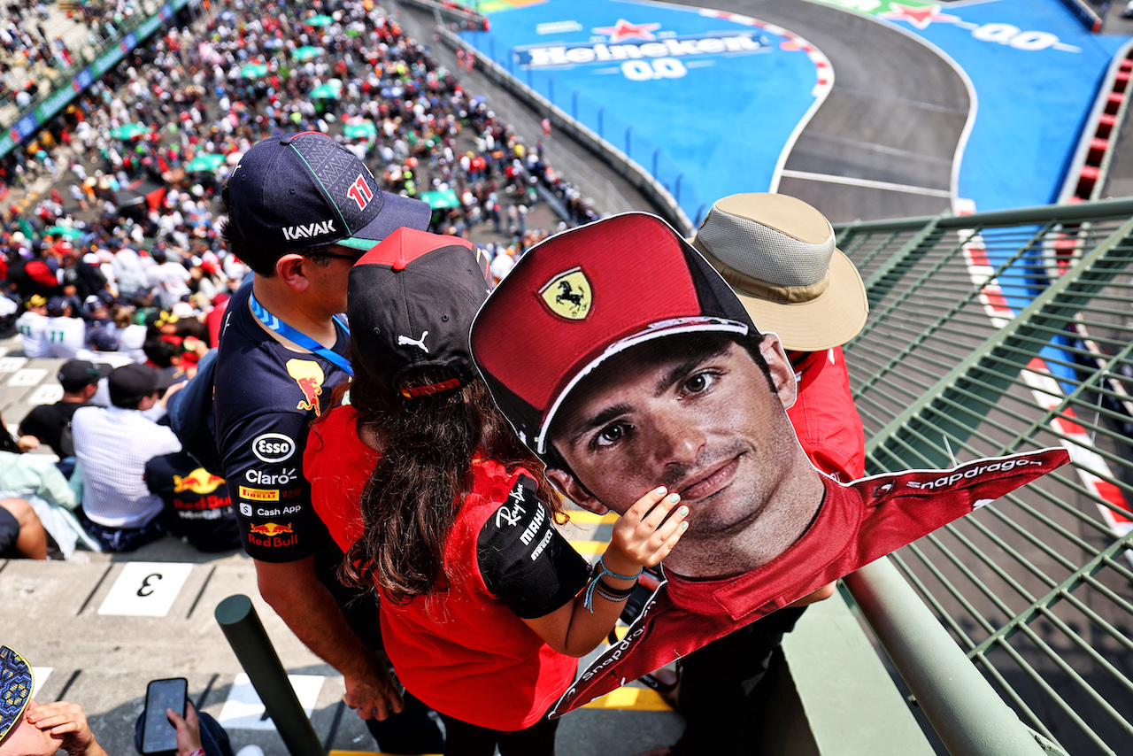GP CITTA DEL MESSICO, Circuit Atmosfera - fans in the grandstand.
29.10.2022. Formula 1 World Championship, Rd 20, Mexican Grand Prix, Mexico City, Mexico, Qualifiche Day.
 - www.xpbimages.com, EMail: requests@xpbimages.com © Copyright: Coates / XPB Images