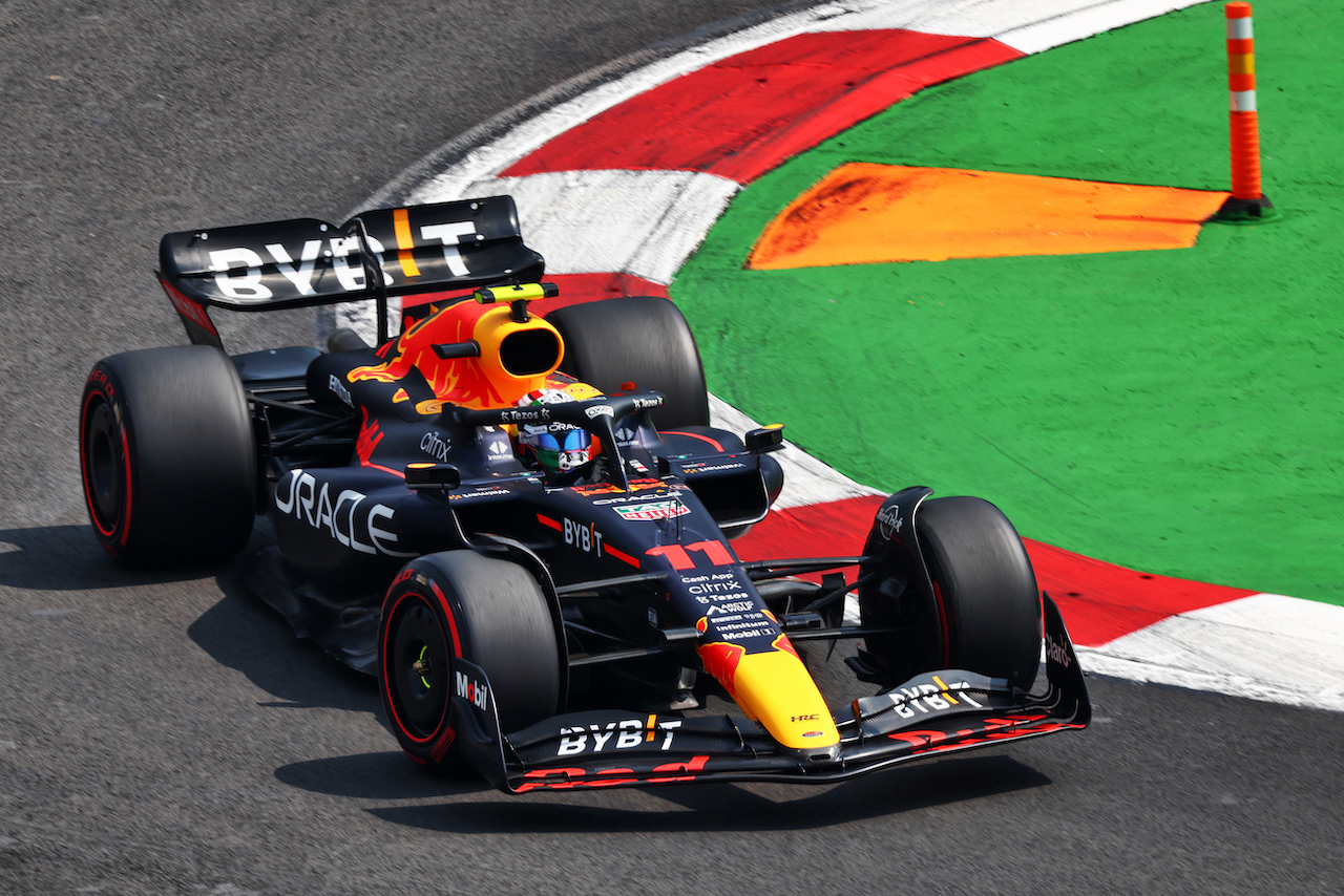 GP CITTA DEL MESSICO, Sergio Perez (MEX) Red Bull Racing RB18.
29.10.2022. Formula 1 World Championship, Rd 20, Mexican Grand Prix, Mexico City, Mexico, Qualifiche Day.
 - www.xpbimages.com, EMail: requests@xpbimages.com © Copyright: Coates / XPB Images