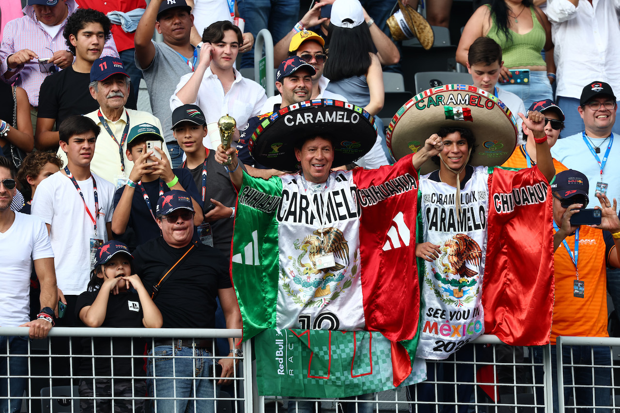 GP CITTA DEL MESSICO, Fans.
29.10.2022. Formula 1 World Championship, Rd 20, Mexican Grand Prix, Mexico City, Mexico, Qualifiche Day.
- www.xpbimages.com, EMail: requests@xpbimages.com ¬© Copyright: Batchelor / XPB Images