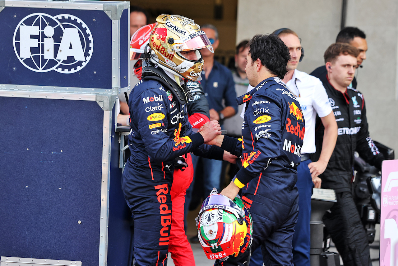 GP CITTA DEL MESSICO, (L to R): Max Verstappen (NLD) Red Bull Racing celebrates his pole position in qualifying parc ferme with team mate Sergio Perez (MEX) Red Bull Racing.
29.10.2022. Formula 1 World Championship, Rd 20, Mexican Grand Prix, Mexico City, Mexico, Qualifiche Day.
- www.xpbimages.com, EMail: requests@xpbimages.com © Copyright: Moy / XPB Images