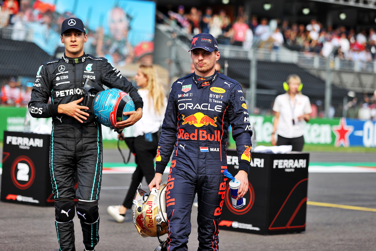 GP CITTA DEL MESSICO, (L to R): second placed George Russell (GBR) Mercedes AMG F1 in qualifying parc ferme with pole sitter Max Verstappen (NLD) Red Bull Racing.
29.10.2022. Formula 1 World Championship, Rd 20, Mexican Grand Prix, Mexico City, Mexico, Qualifiche Day.
- www.xpbimages.com, EMail: requests@xpbimages.com © Copyright: Moy / XPB Images