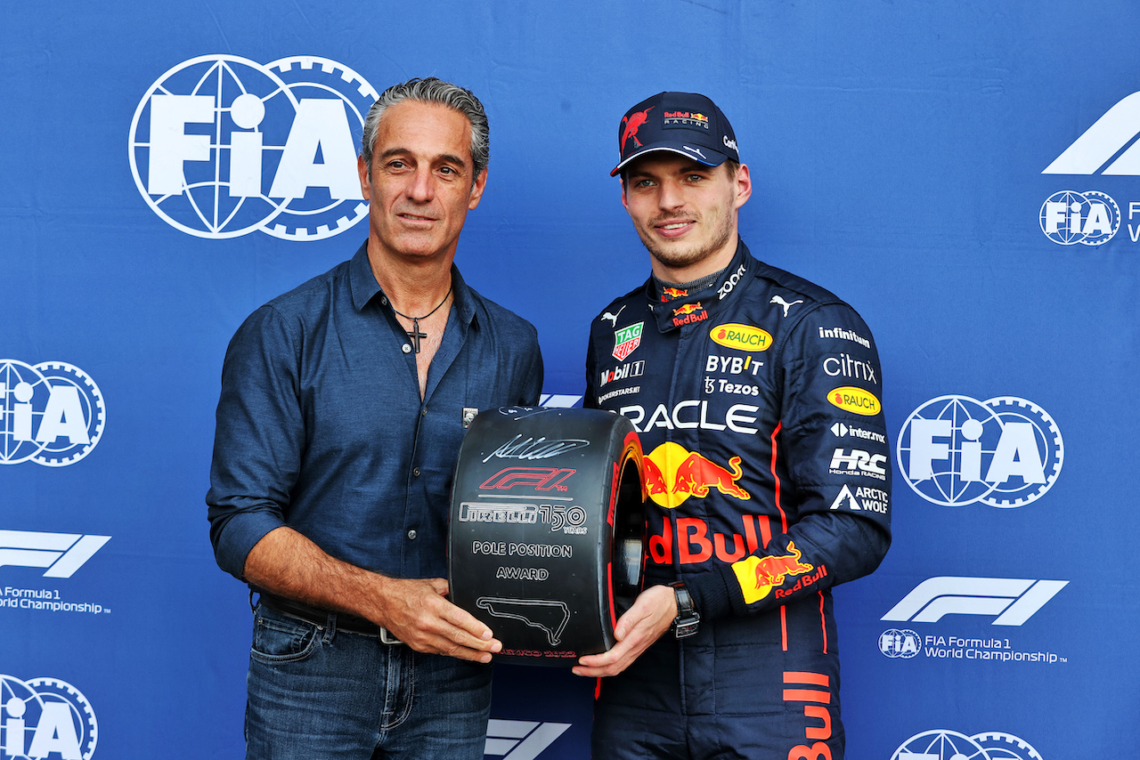 GP CITTA DEL MESSICO, Max Verstappen (NLD) Red Bull Racing (Right) receives the Pirelli Pole Position Award from Carlos Slim Domit (MEX) Chairman of America Movil.
29.10.2022. Formula 1 World Championship, Rd 20, Mexican Grand Prix, Mexico City, Mexico, Qualifiche Day.
- www.xpbimages.com, EMail: requests@xpbimages.com © Copyright: Moy / XPB Images