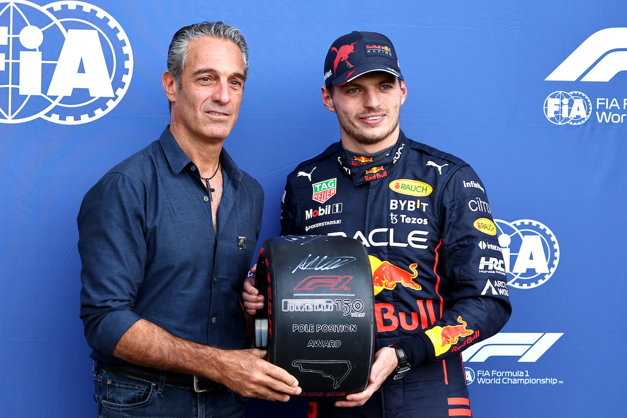 GP CITTA DEL MESSICO, Carlos Slim Domit (MEX) Chairman of America Movil. with Pole position for Max Verstappen (NLD) Red Bull Racing.
29.10.2022. Formula 1 World Championship, Rd 20, Mexican Grand Prix, Mexico City, Mexico, Qualifiche Day.
- www.xpbimages.com, EMail: requests@xpbimages.com ¬© Copyright: Batchelor / XPB Images