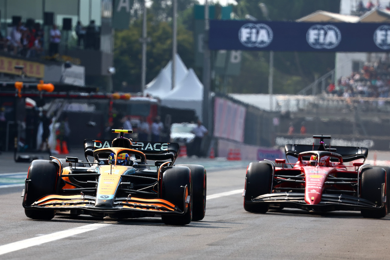 GP CITTA DEL MESSICO, Lando Norris (GBR) McLaren MCL36 e Charles Leclerc (MON) Ferrari F1-75.
29.10.2022. Formula 1 World Championship, Rd 20, Mexican Grand Prix, Mexico City, Mexico, Qualifiche Day.
- www.xpbimages.com, EMail: requests@xpbimages.com ¬© Copyright: Batchelor / XPB Images