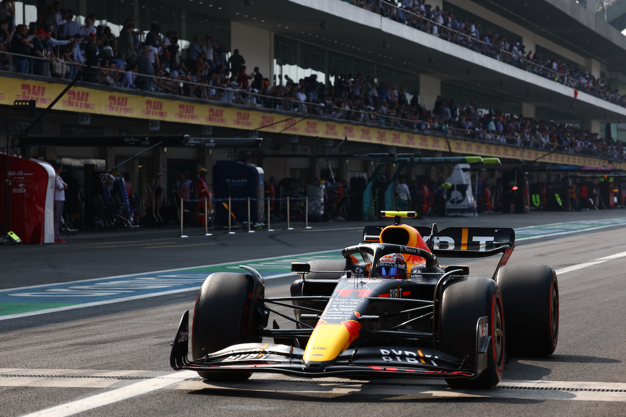 GP CITTA DEL MESSICO, Sergio Perez (MEX) Red Bull Racing RB18.
29.10.2022. Formula 1 World Championship, Rd 20, Mexican Grand Prix, Mexico City, Mexico, Qualifiche Day.
- www.xpbimages.com, EMail: requests@xpbimages.com ¬© Copyright: Batchelor / XPB Images